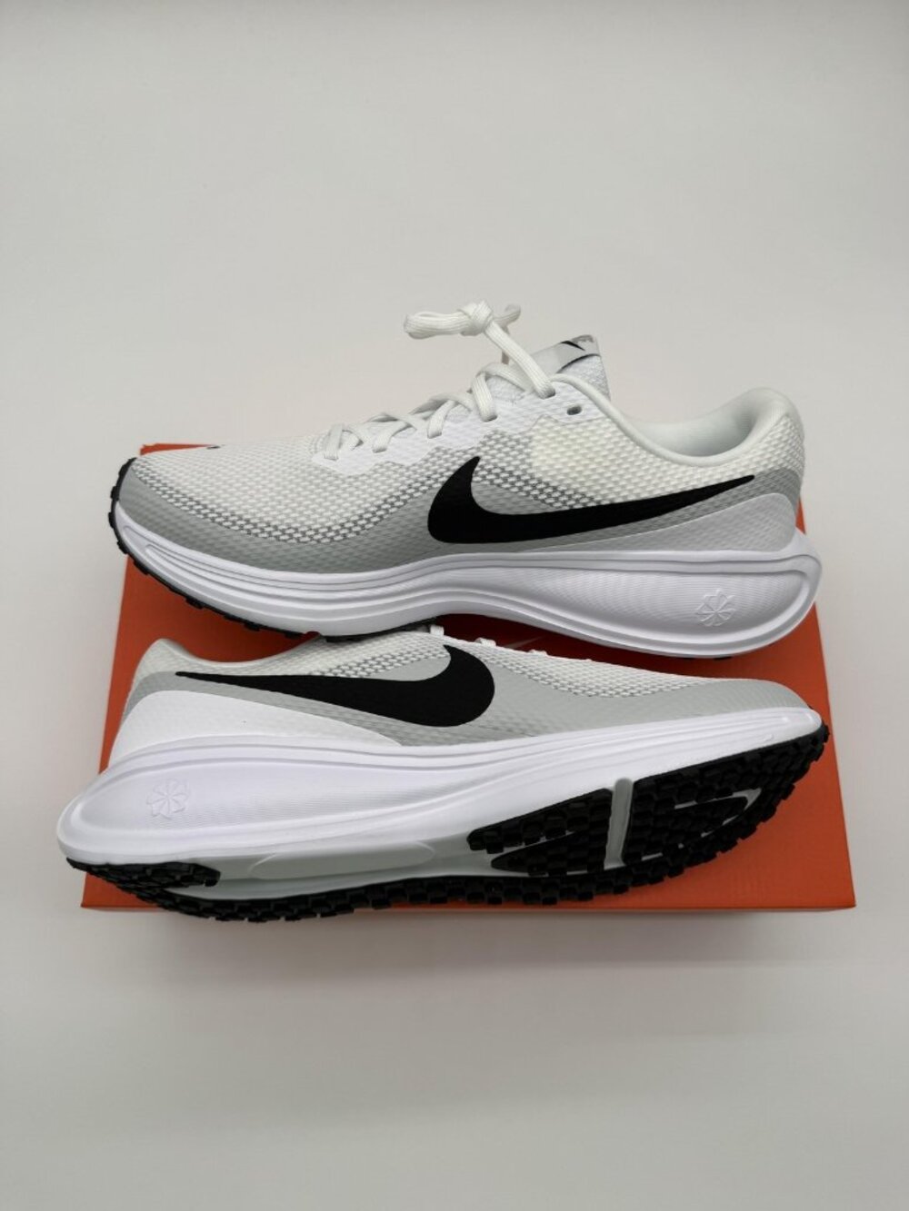 New Nike Revolution 8 Shoes Mens Size 10.5 White Platinum Running HJ9198 101 - Picture 3 of 9
